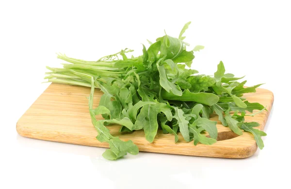 Salade de rucola fraîche ou feuilles de laitue fusée sur planche de bois isolée sur blanc — Photo