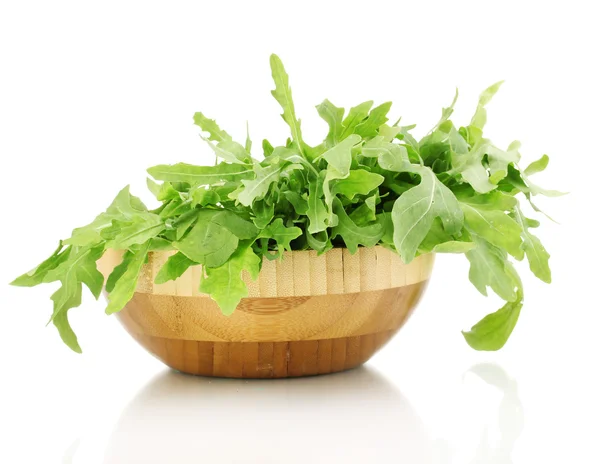 Verse rucola salade of raket sla bladeren in houten kom geïsoleerd op wit — Stockfoto