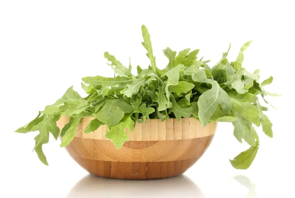 Salată proaspătă de rucola sau frunze de salată de rachetă în castron de lemn izolat pe alb — Fotografie, imagine de stoc