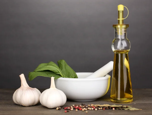 Uppsättning av ingredienser och krydda för matlagning på träbord på grå bakgrund — Stockfoto