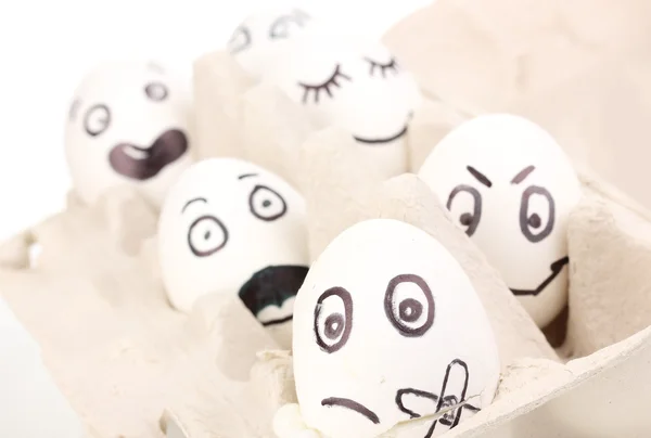 Weiße Eier mit lustigen Gesichtern — Stockfoto