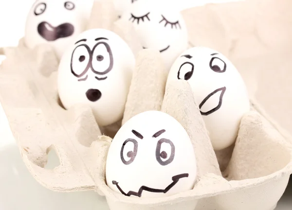 Huevos blancos con caras divertidas — Foto de Stock