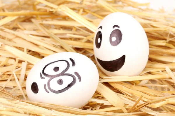 Λευκό αυγά με αστεία όψεις με άχυρο — Φωτογραφία Αρχείου