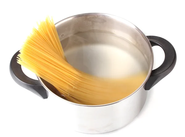 Cozinhe o espaguete na panela no fundo branco close-up — Fotografia de Stock