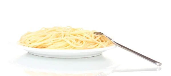 Espaguete italiano cozido em uma placa branca com garfo isolado em branco — Fotografia de Stock