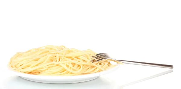 İtalyan spagetti beyaz bir levha üzerinde beyaz izole çatal ile pişirilir. — Stok fotoğraf