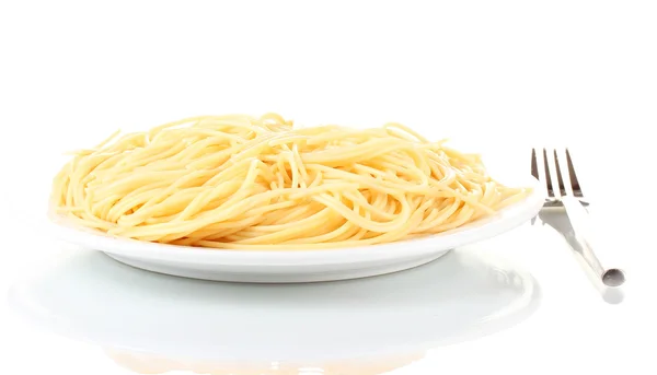 Итальянские спагетти, приготовленные в белой тарелке с вилкой, изолированной на белом — стоковое фото