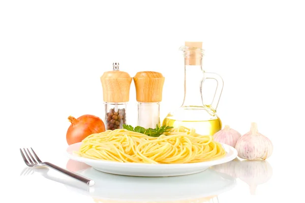 Composición de los deliciosos espaguetis aislados en blanco —  Fotos de Stock