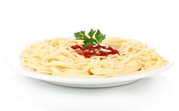 Espaguetis italianos cocidos en un plato blanco aislado sobre blanco — Foto de Stock