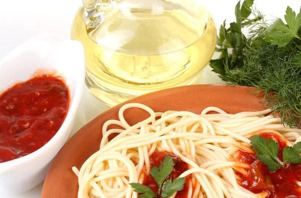 Skład pyszne spaghetti z sosem pomidorowym i pietruszki na białe tło zbliżenie — Zdjęcie stockowe