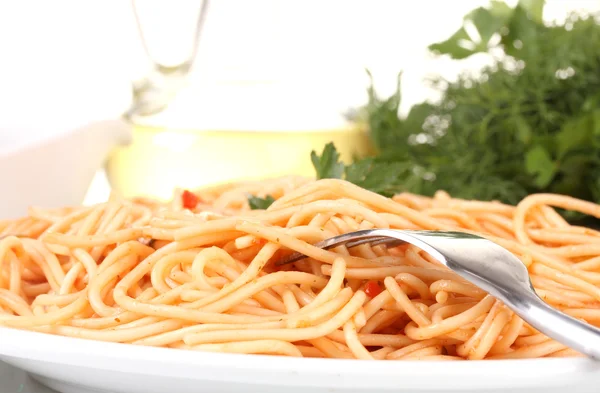 Composición de los deliciosos espaguetis con salsa de tomate sobre fondo blanco de cerca — Foto de Stock