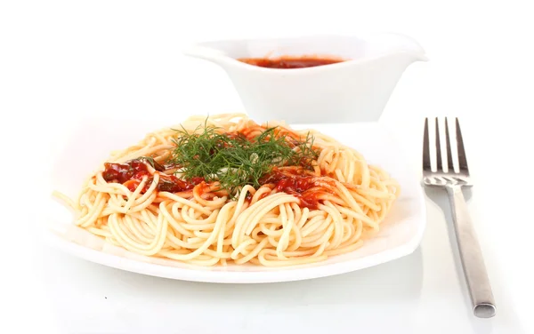 Italienische Spagetti in einem weißen Teller mit Tomatensauce gekocht isoliert auf weiß — Stockfoto