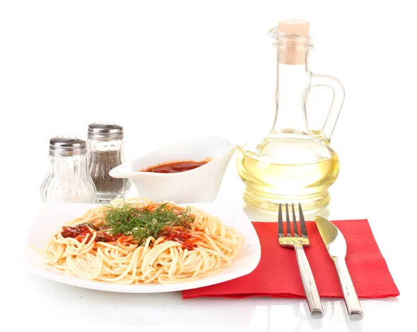 Склад смачної вареної спагеті з томатним соусом ізольовані на білому — стокове фото