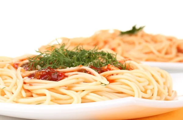 Composición de deliciosos espaguetis cocidos con salsa de tomate sobre fondo blanco de cerca — Foto de Stock