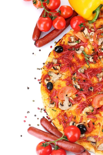 Läcker pizza, grönsaker och salami isolerad på vit — Stockfoto