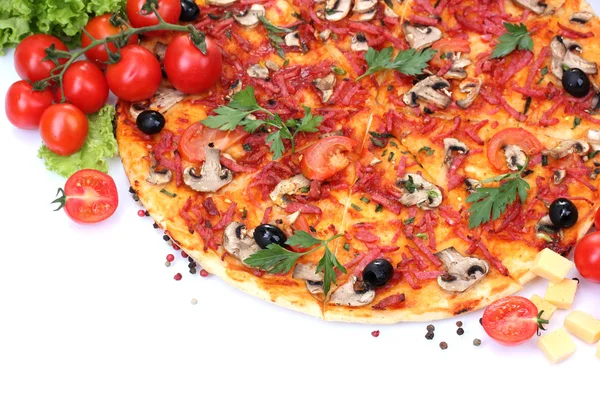 Deliciosa pizza y verduras aisladas en blanco — Foto de Stock