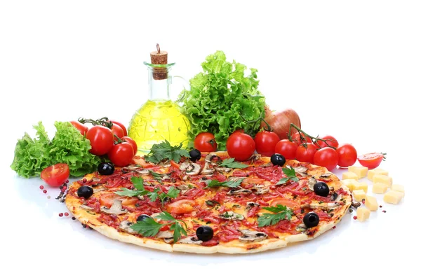 Läcker pizza och grönsaker isolerad på vit — Stockfoto