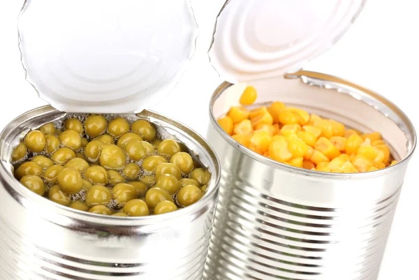 打开玉米和豌豆孤立在白色的锡罐 免版税图库图片