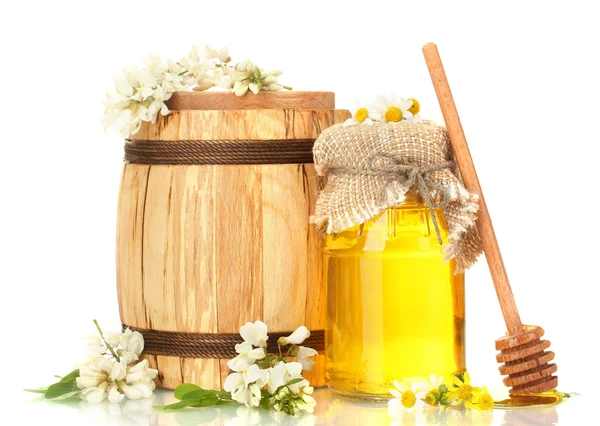 Солодкий мед в бочці і банку з квітами акації ізольовані на білому — стокове фото