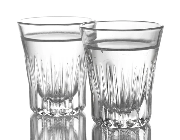 Zwei Glas Wodka isoliert auf weiß — Stockfoto