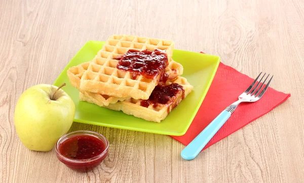 Ahşap zemin üzerinde plaka reçel ile lezzetli waffle — Stok fotoğraf