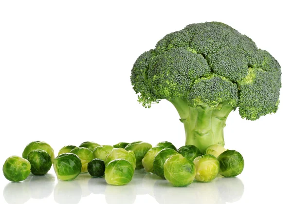 Frische Rosenkohl-Sprossen und Brokkoli isoliert auf weiß — Stockfoto