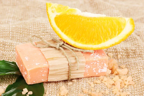Handgemaakte natuurlijke zeep op rouwgewaad — Stockfoto