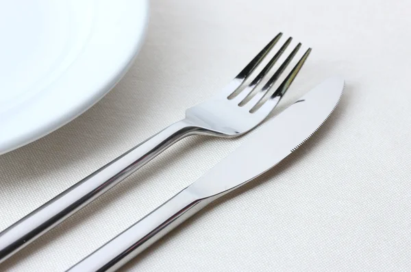 Gabel, Messer und Teller isoliert auf weiß — Stockfoto