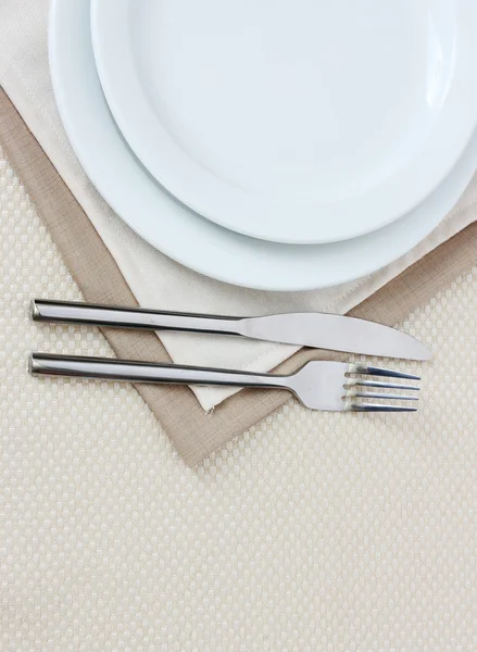 Ajuste de mesa con tenedor, cuchillo, platos y servilleta — Foto de Stock