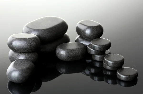 Piedras de spa sobre fondo gris —  Fotos de Stock