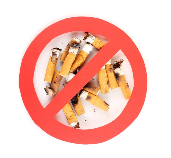 Colillas de cigarrillos con signo de prohibición aislado en blanco —  Fotos de Stock