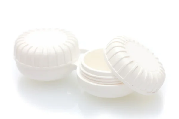 Récipients pour lentilles de contact isolés sur blanc — Photo