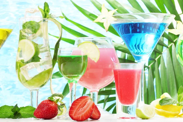 Glasögon cocktails på bordet på blå havet bakgrund — Stockfoto