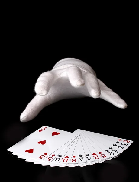 Κάρτες και χέρι που απομονώνονται σε μαύρο — Φωτογραφία Αρχείου