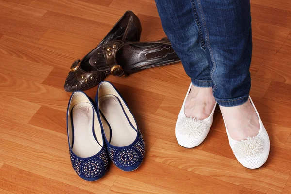 Ahşap zemin üzerinde bale düz ayakkabı kadın — Stok fotoğraf