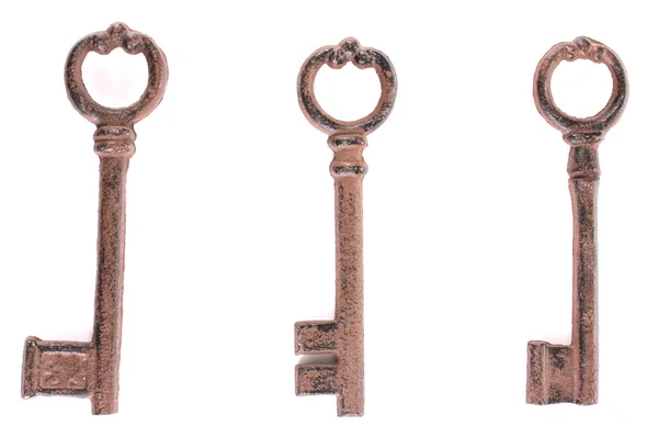 Un mazzo di chiavi antiche isolate su bianco — Foto Stock