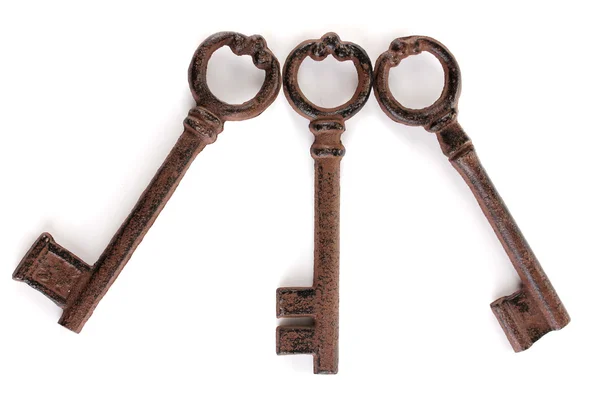 Um monte de chaves antigas isoladas em branco — Fotografia de Stock