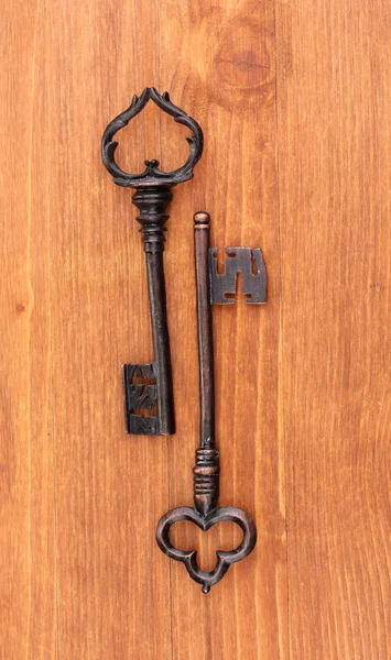 Due chiavi antiche su sfondo di legno — Foto Stock