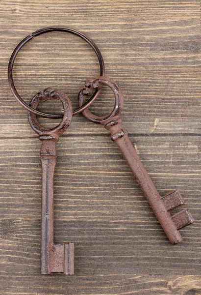 Un montón de llaves antiguas sobre fondo de madera — Foto de Stock