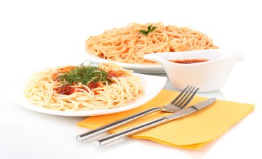 kompozisyon üzerinde beyaz izole domates soslu lezzetli pişmiş spagetti