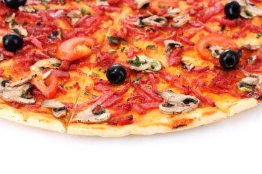 sebze ve salamı üzerinde beyaz izole lezzetli pizza