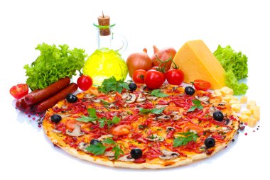 güzel pizza, sebze ve üzerinde beyaz izole salam