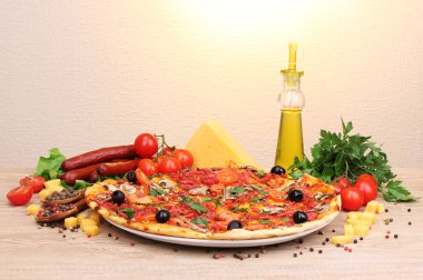 güzel pizza, sebze ve salam ahşap tablo