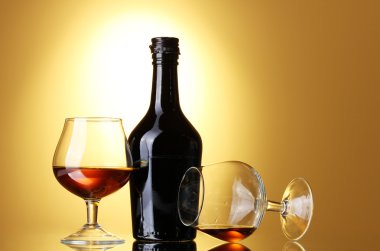 brandy ve Sarı zemin üzerine şişe bardak