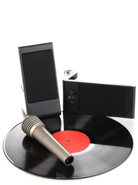 siyah vinil kaydı ile hoparlörler ve mikrofon üzerinde beyaz izole