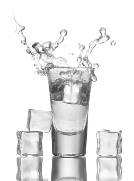 Vodka de vidro e gelo isolado em branco — Fotografia de Stock
