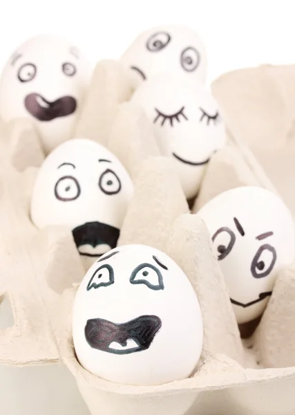 Белые яйца со смешными лицами — стоковое фото