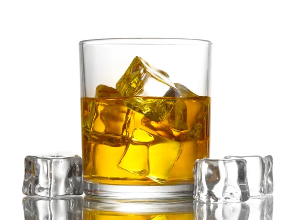 Sklenice whisky a ledu izolovaných na bílém — Stock fotografie