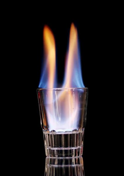 Flaming vodca op zwarte achtergrond — Stockfoto