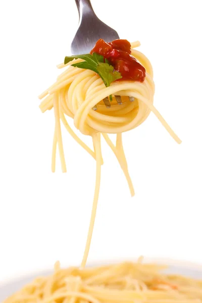Вкусные спагетти на вилке крупным планом на белом фоне — стоковое фото